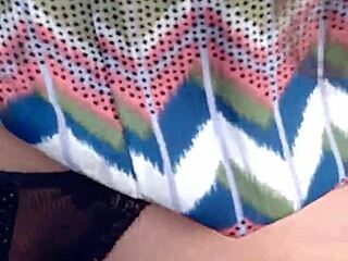 na varanda chupando e dando a buceta ao ar livre