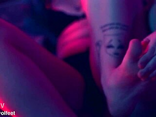 jerk to my pretty small 18+ feet 👣😉