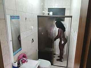 Câmera escondida flagra negona se acabando no pau do novinho