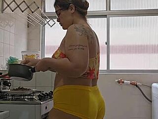 Hey, married slut wears short shorts tight on her ass?