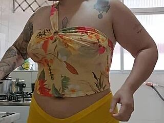 Hey, married slut wears short shorts tight on her ass?