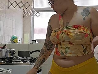 Hey, married slut wears short shorts tight on her ass?