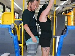 Morena tateando no ônibus