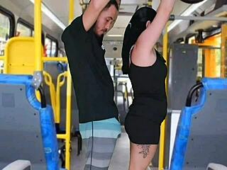 Morena tateando no ônibus