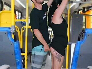 Morena tateando no ônibus