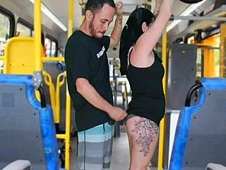 Morena tateando no ônibus