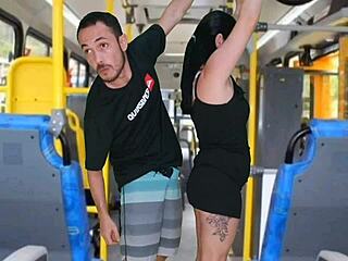 Morena tateando no ônibus