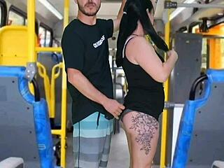 Morena tateando no ônibus