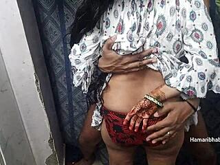 Desi aunty enjoys sexy fun. 😘