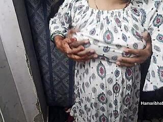 Desi aunty enjoys sexy fun. 😘