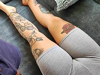 Tocando y adorando una espectacular vagina gorda apretada por sus leggings