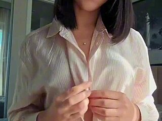 novinha gostosa showing off in outdoor solo dance