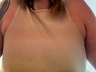 Fui treina na academia na times square o bico do meu peito estavam durinho e estava escorrendo suor na minha buceta os gringos passava e olhava e colocava a mao no pau duro deles