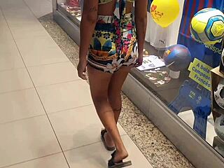 Ja viu uma mini buceta no shopping com garota petite de ass delicia