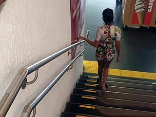 Ja viu uma mini buceta no shopping com garota petite de ass delicia