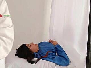 va a revisión con el ginecólogo y él se la coge a pelo