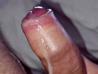 amatoriale sborrata mattutina mi sono svegliato arrapato e mi sono segato ho svuotato le mie grosse palle