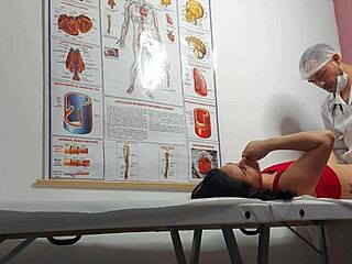 Ginecologista enfia dedo no cu e fode paciente latina com buceta apertada e molhada