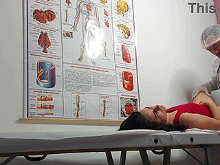 Ginecologista enfia dedo no cu e fode paciente latina com buceta apertada e molhada