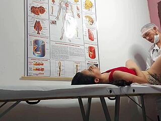 Ginecologista enfia dedo no cu e fode paciente latina com buceta apertada e molhada