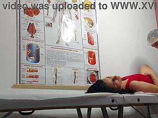 Ginecologista enfia dedo no cu e fode paciente latina com buceta apertada e molhada