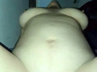 Aurora Estelar rides passionately in amateur balloon play.