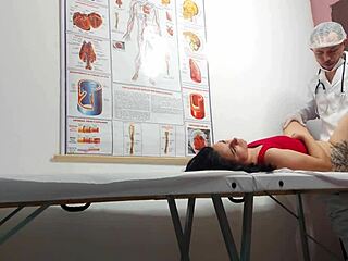 Ginecologista enfia dedo no cu e fode paciente latina com buceta apertada e molhada