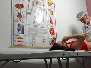 Ginecologista enfia dedo no cu e fode paciente latina com buceta apertada e molhada