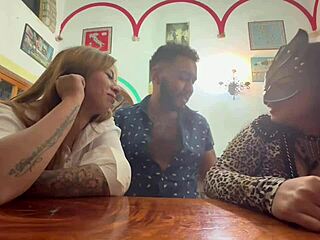 Sexo en el bar con 2 casadas amigas en vagina y boca