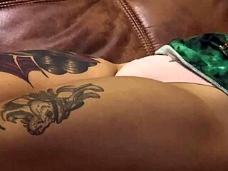 oh god why does that swollen pussy look so tempting?