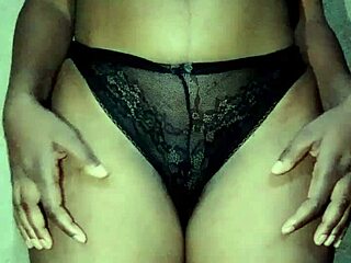 דופקים עמוק בפנים הכוס הצמודה עם התחת הגדול ביותר