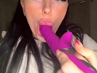 Hey, watch me toy to squirting orgasm!