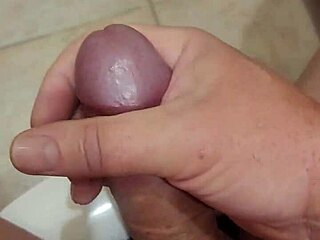 Solo Branlette Session Builds to Explosive Climax