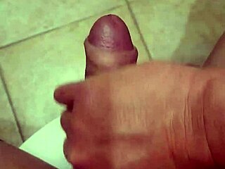 Solo Branlette Session Builds to Explosive Climax