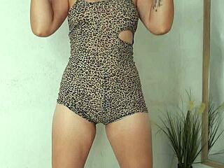 damn indian big ass babe workouts show cameltoe pussy yoga!