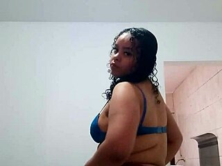 Damn, this chubby latina's fat ass and tits dance funk so hot on cam?