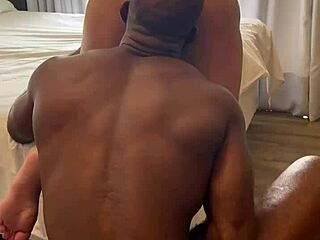 descendi pegar ifood e vizinho me chamou pra fuder no dorm 😩🍆