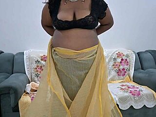 aunty lifts saree to flash her juicy tits