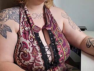 office pal doesn't mind your eyes on her huge saggy tits