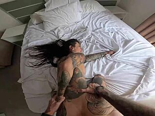 após o festival, essa tatuada rabuda me fode em casa