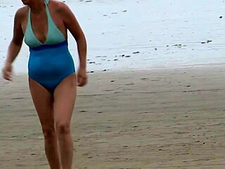 Mature milf waxes shaved pussy for bikini beach sex flashing