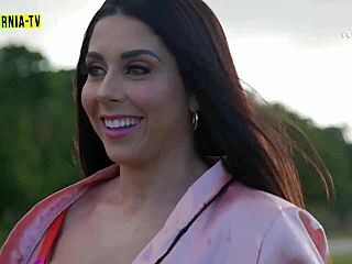 Lucky taxi driver gets nude influencer ride! 🚖😈