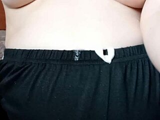 Milf Incinta Sputa Il Seno E I Capezzoli Big Tits!