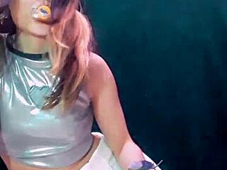 bonneyuwu pees in bottle playfully