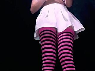 bonneyuwu pees in bottle playfully