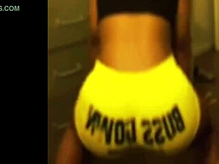 Ebony babe's leggings ass jiggles softer than waterbed on bed