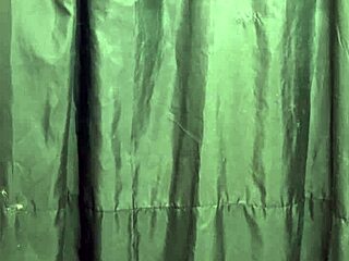 sapatona pica gigante fode cliente vestiário rio gozando sem parar