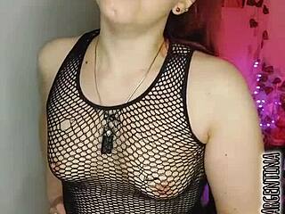 tu suegra te invita a lamer su coño jugoso y montarte honeyplaybox