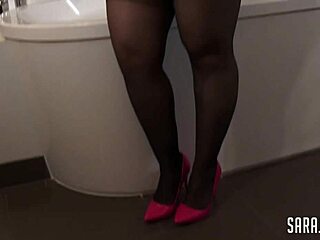 Horny Sara Jay Fingers Big Pussy Lips in Steamy Cougar Bubble Bath!