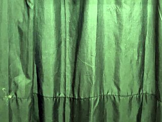 sapatona pica gigante fode cliente vestiário rio gozando sem parar